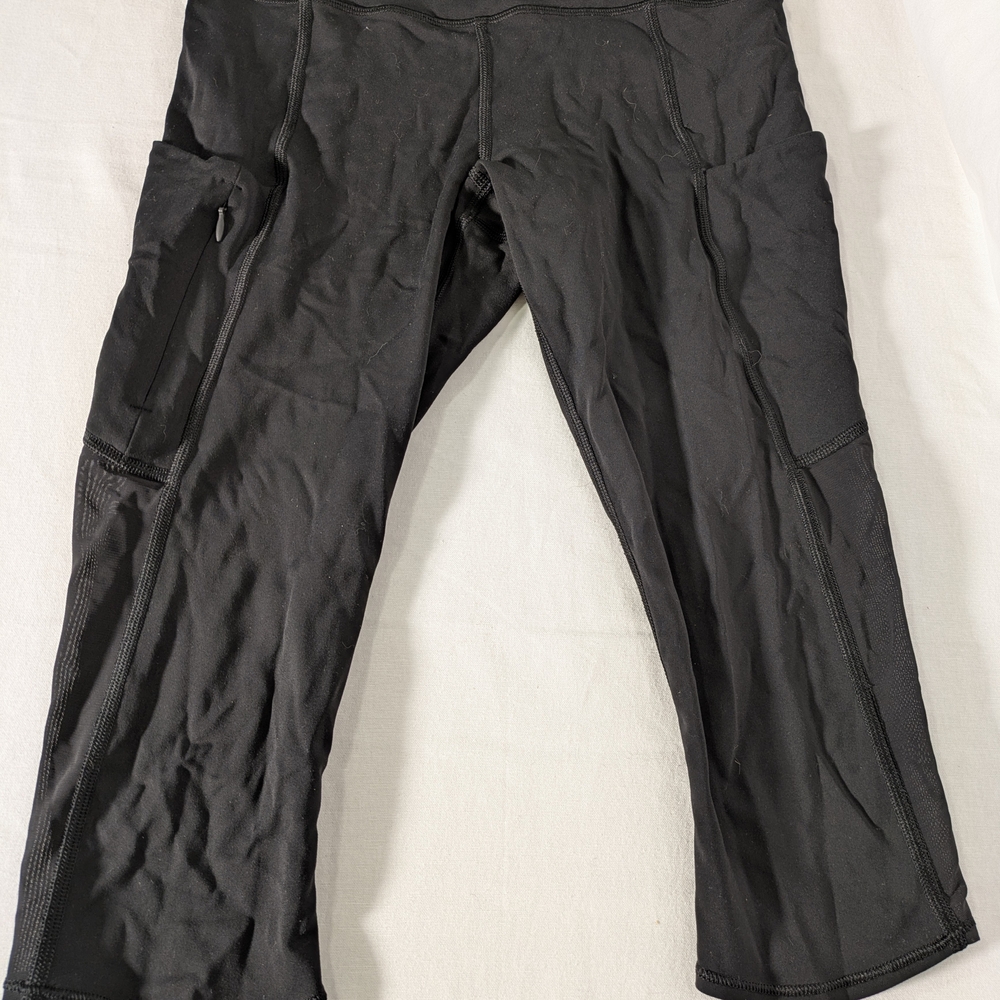 Athleta Capri Workout Leggings with Hidden Pocket and side pockets - LIKE NEW